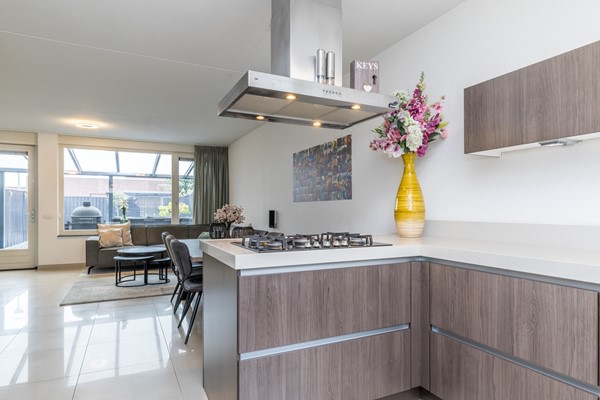 Foto - Te koop: In Landgraaf op een zeer kindvriendelijke locatie bevindt zich deze nette en moderne instapklare energiezuinige tussenwoning uit 2008